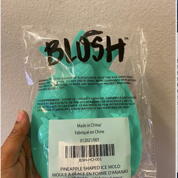 Blush Ice tray making pineapple cubes - Picture 3 of 8